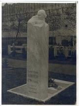 Документ 22. док.22: Фотография памятника Аллилуевой Н.С.